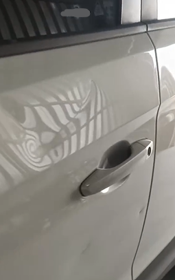 Depois do martelinho de ouro em porta de JEEP sem pintura em Caxias do Sul